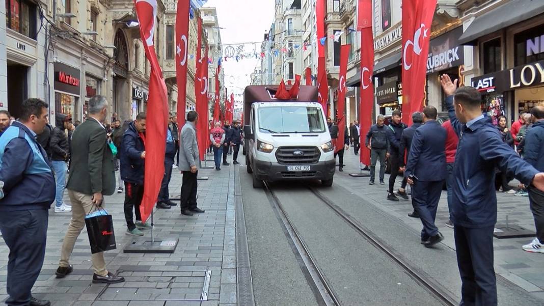 İstiklal Caddesi, Türk bayraklarıyla donatıldı 19